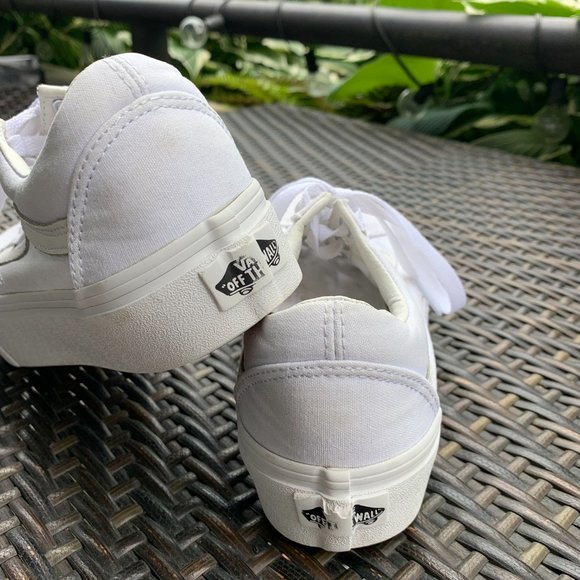 VANS- Women's Old Skool Platform Sneakers in White - Picture 3 of 4